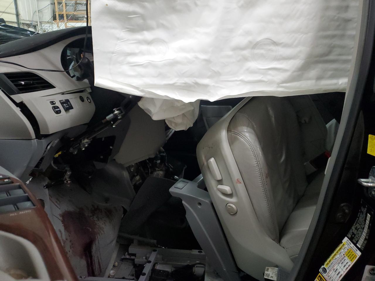 2011 TOYOTA SIENNA XLE - Фото 7