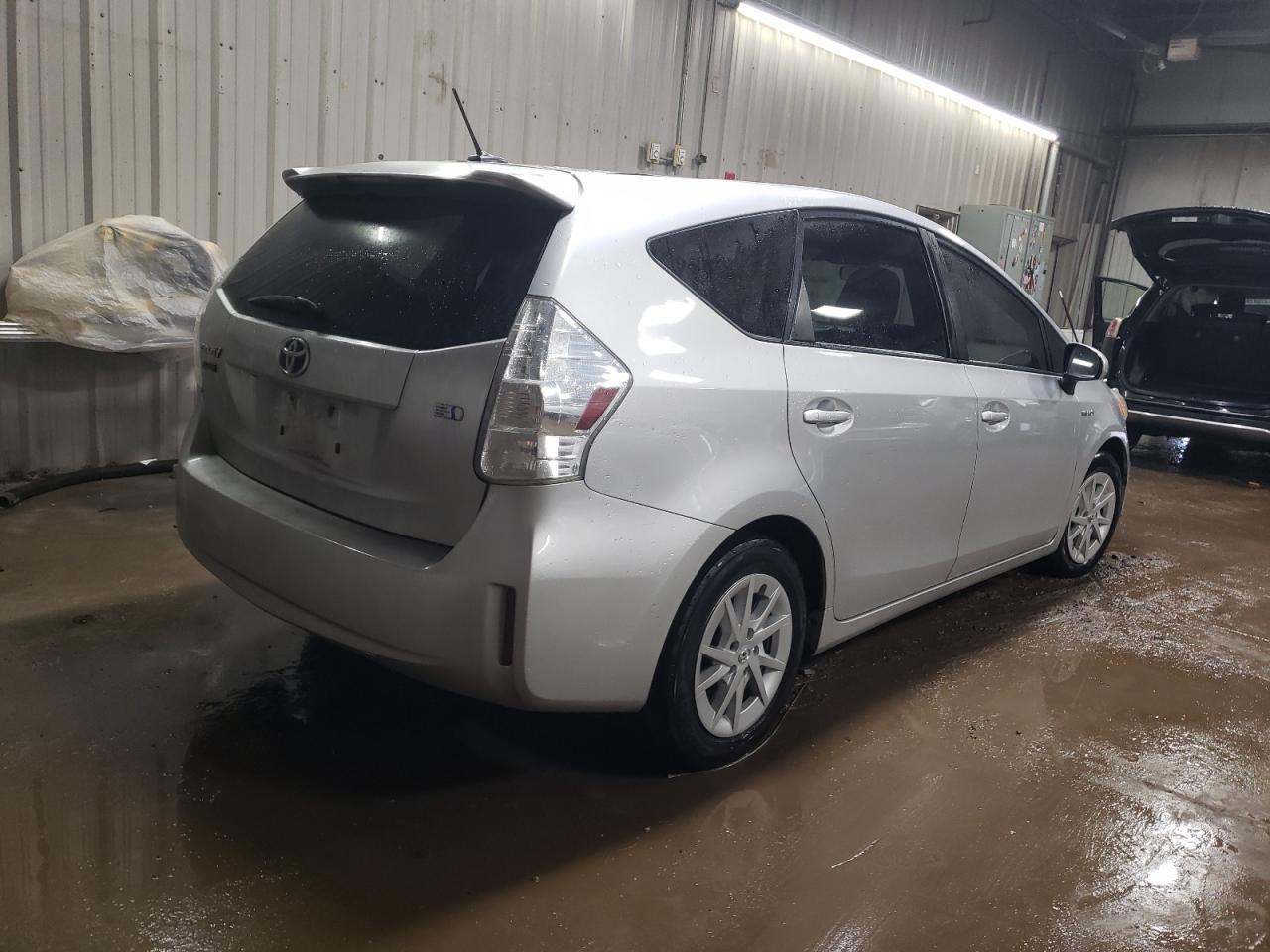 2013 TOYOTA PRIUS V - Фото 3