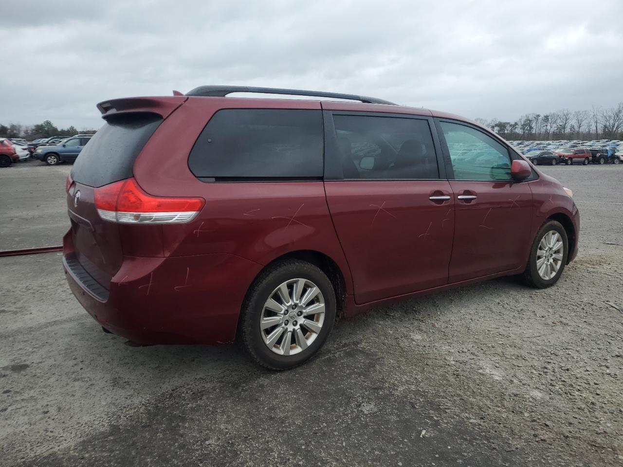 2011 TOYOTA SIENNA XLE - Фото 3