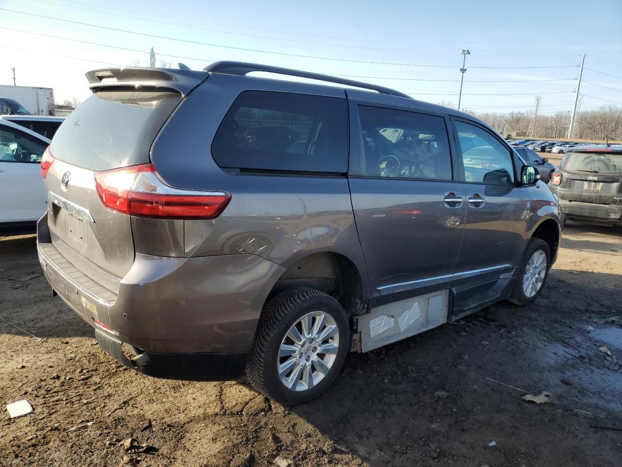 2015 TOYOTA SIENNA XLE - Фото 3