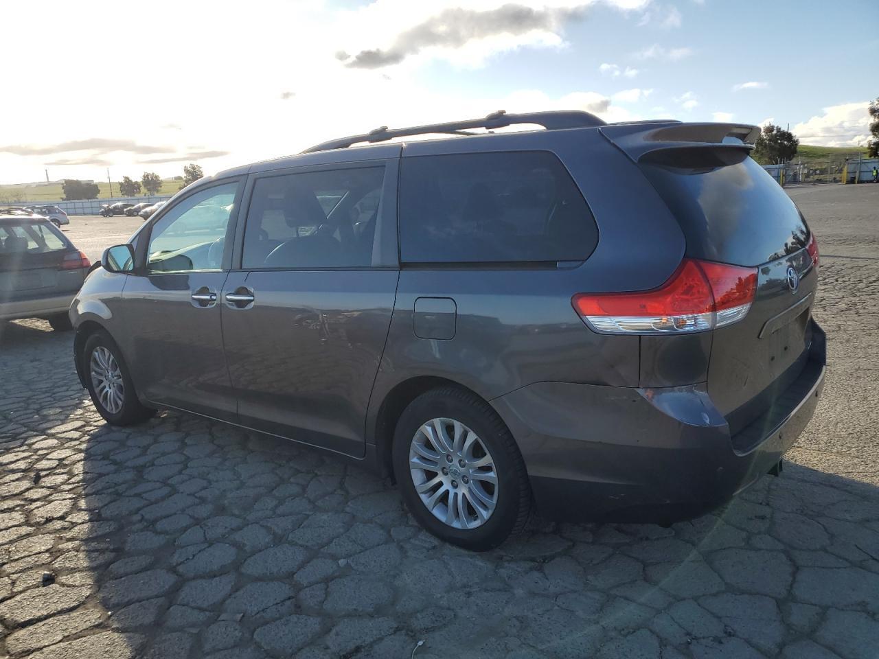 2011 TOYOTA SIENNA XLE - Image 2