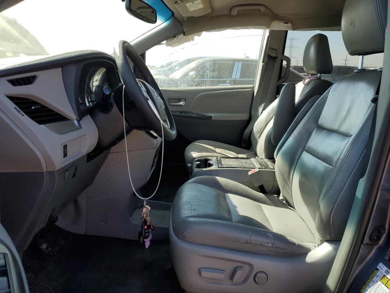 2015 TOYOTA SIENNA LE - Image 7