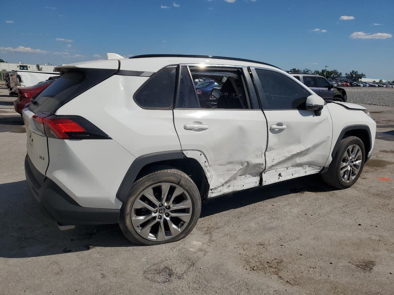 2020 TOYOTA RAV4 XLE - Image 3