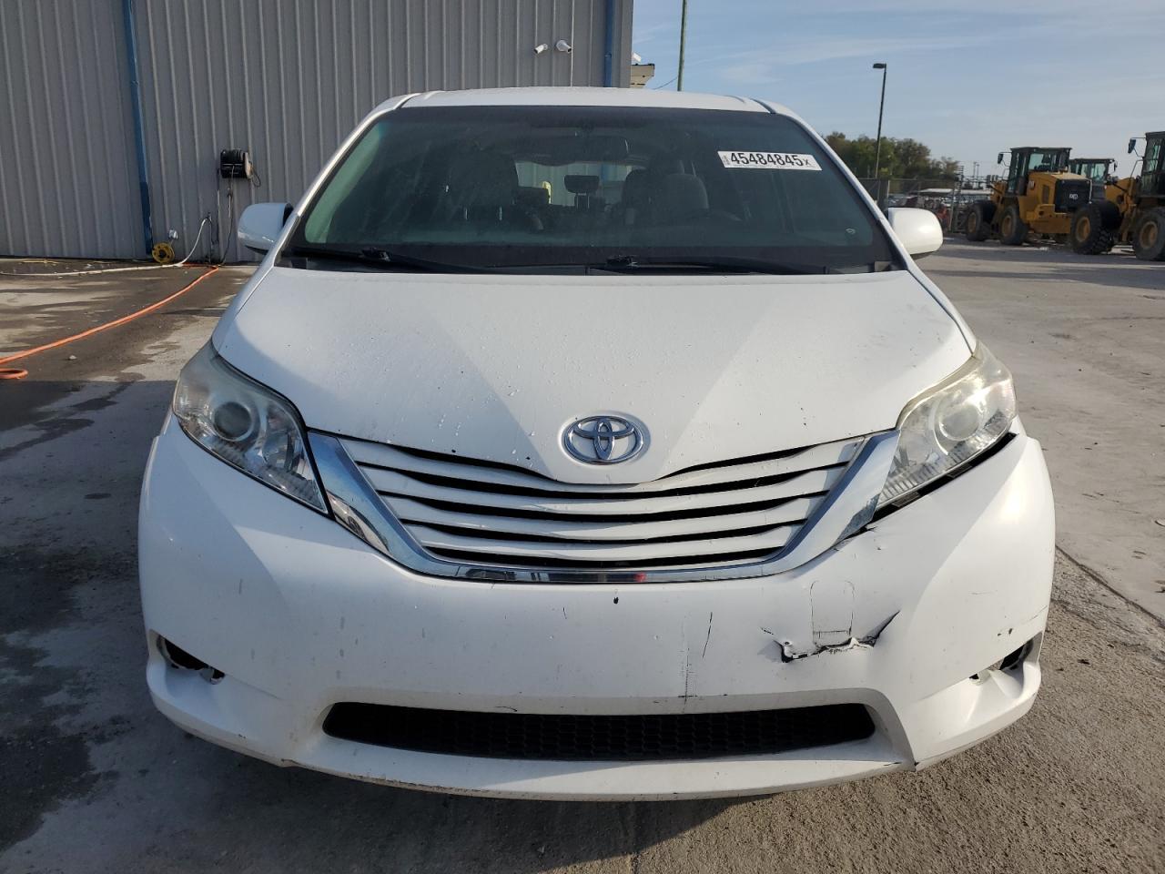 2015 TOYOTA SIENNA LE - Фото 5