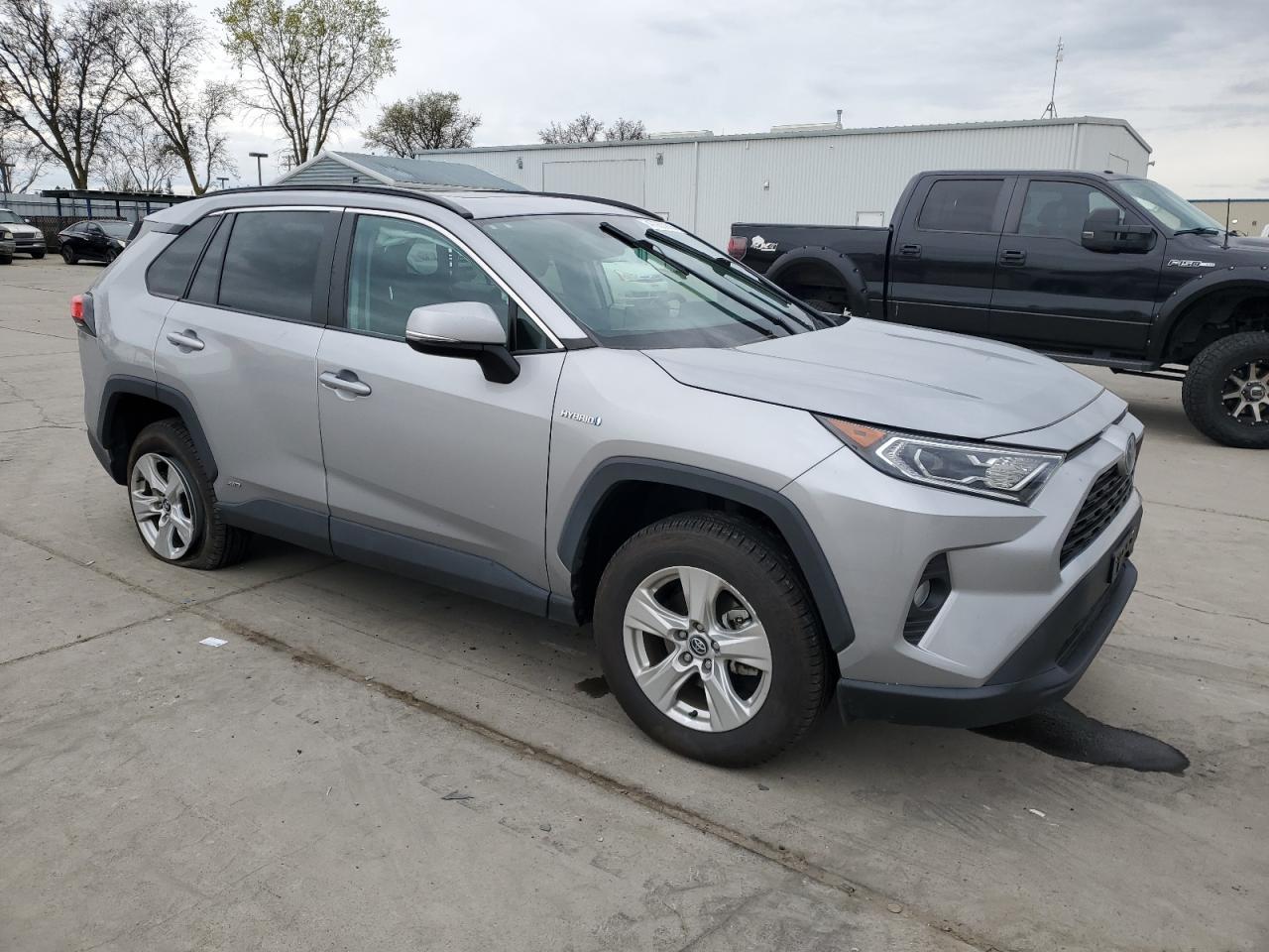 2020 TOYOTA RAV4 XLE - Image 4