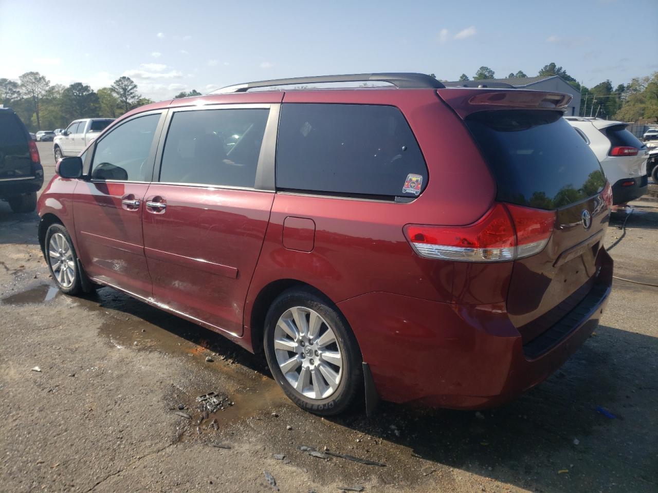 2013 TOYOTA SIENNA XLE - Image 2