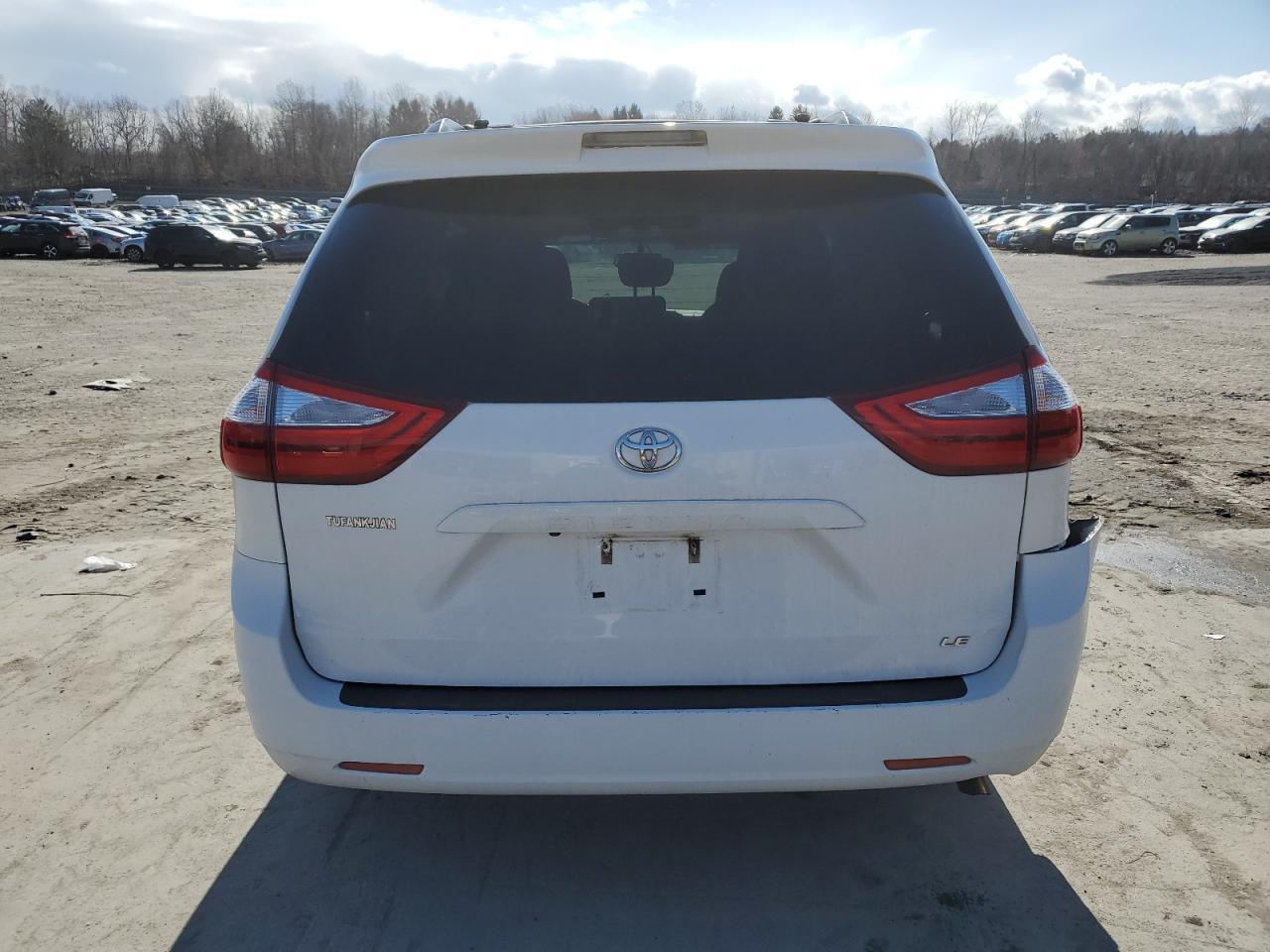 2015 TOYOTA SIENNA LE - Фото 6