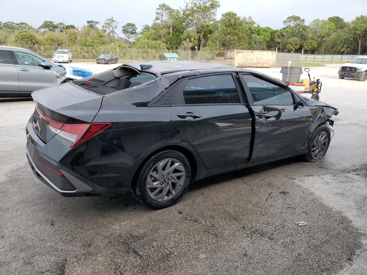2024 HYUNDAI ELANTRA SE - Фото 3