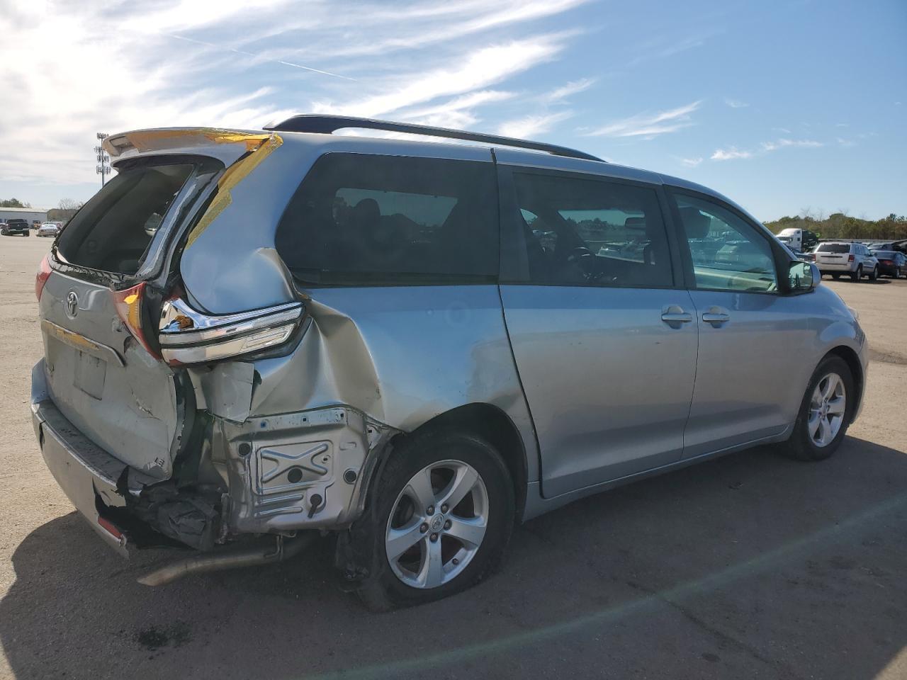 2015 TOYOTA SIENNA LE - Фото 3