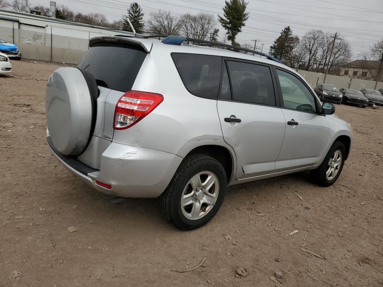 2011 TOYOTA RAV4 - Фото 3