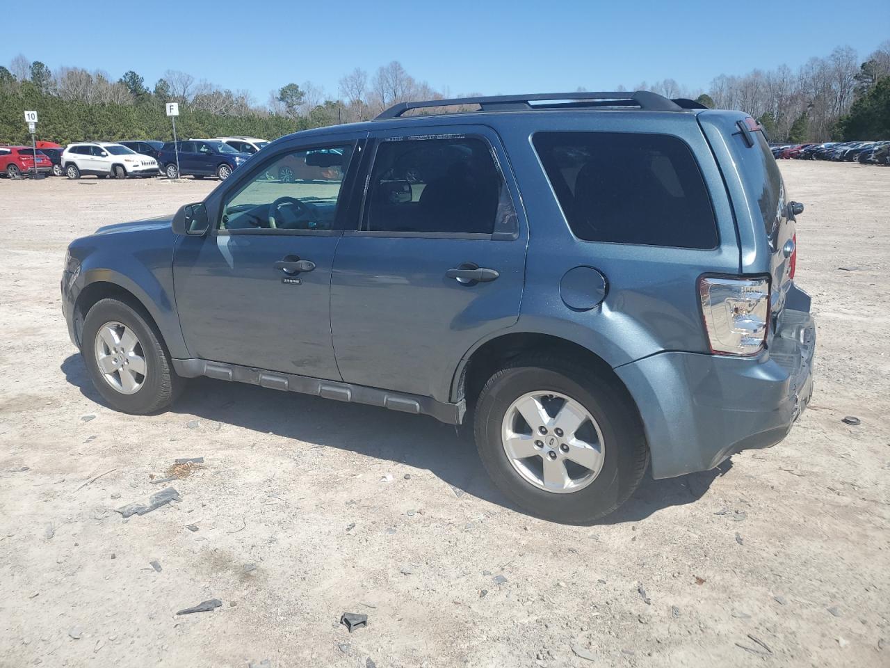 2010 FORD ESCAPE XLT - Image 2