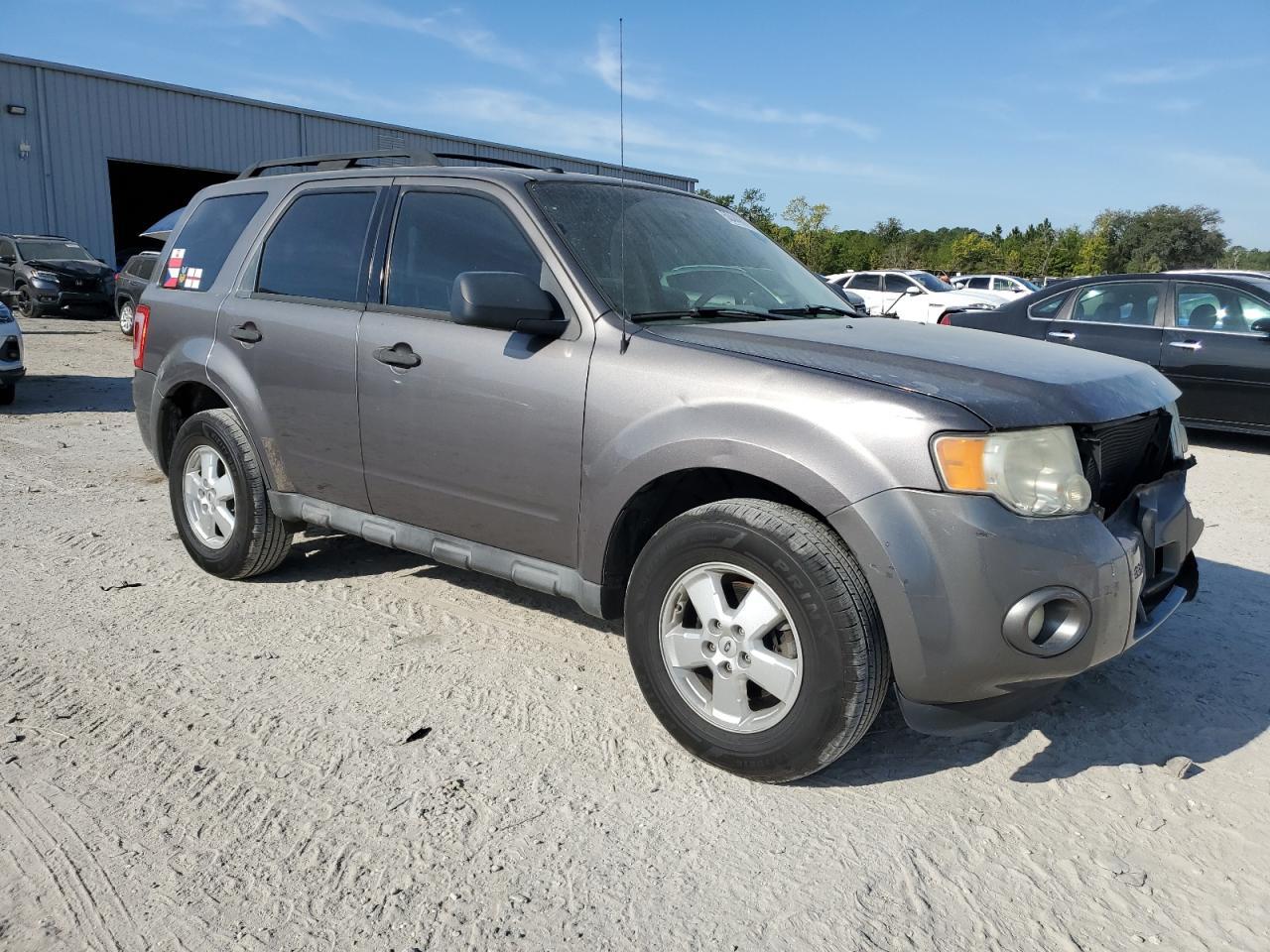 2010 FORD ESCAPE XLT - Image 4