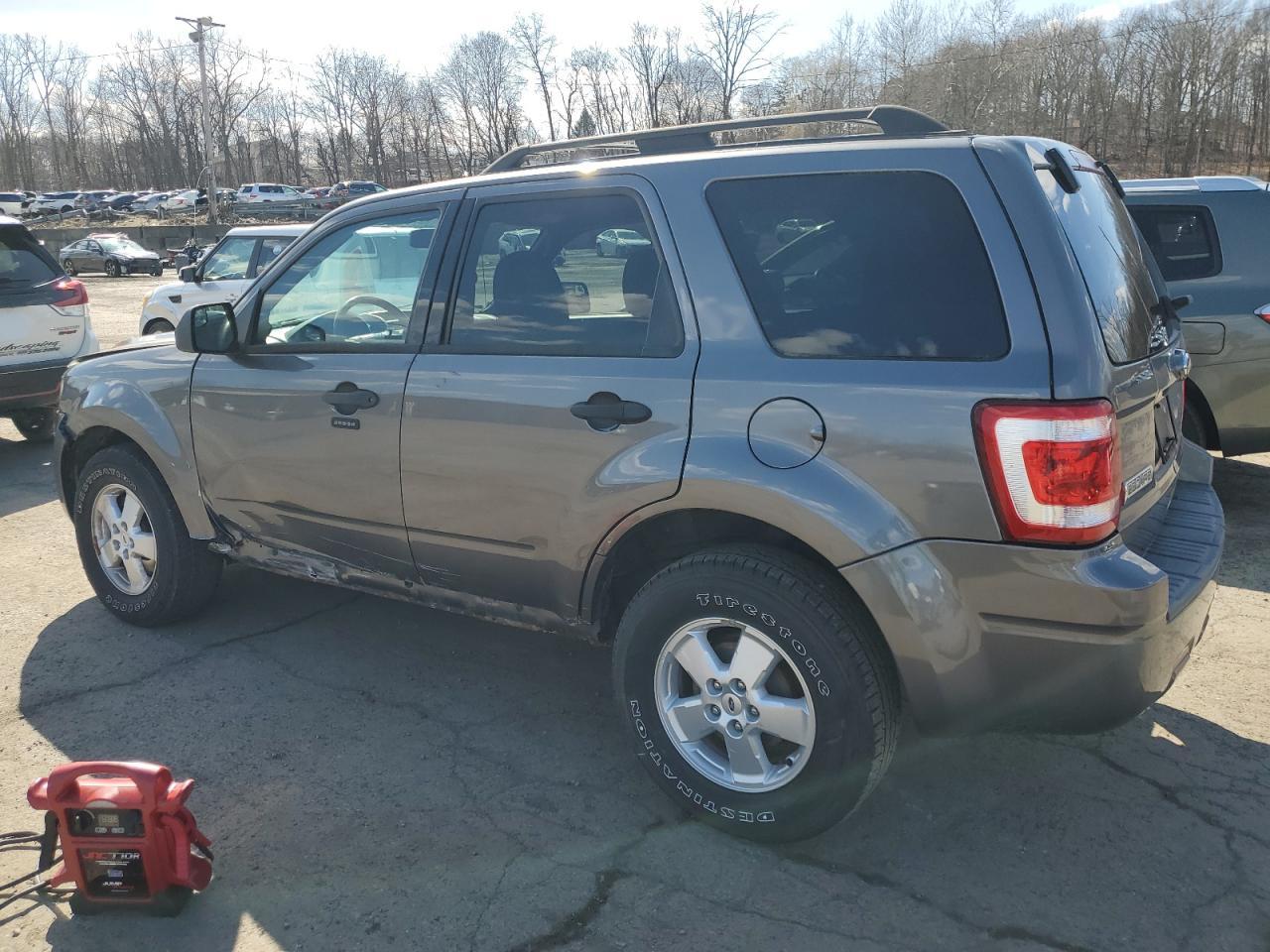 2010 FORD ESCAPE XLT - Image 2