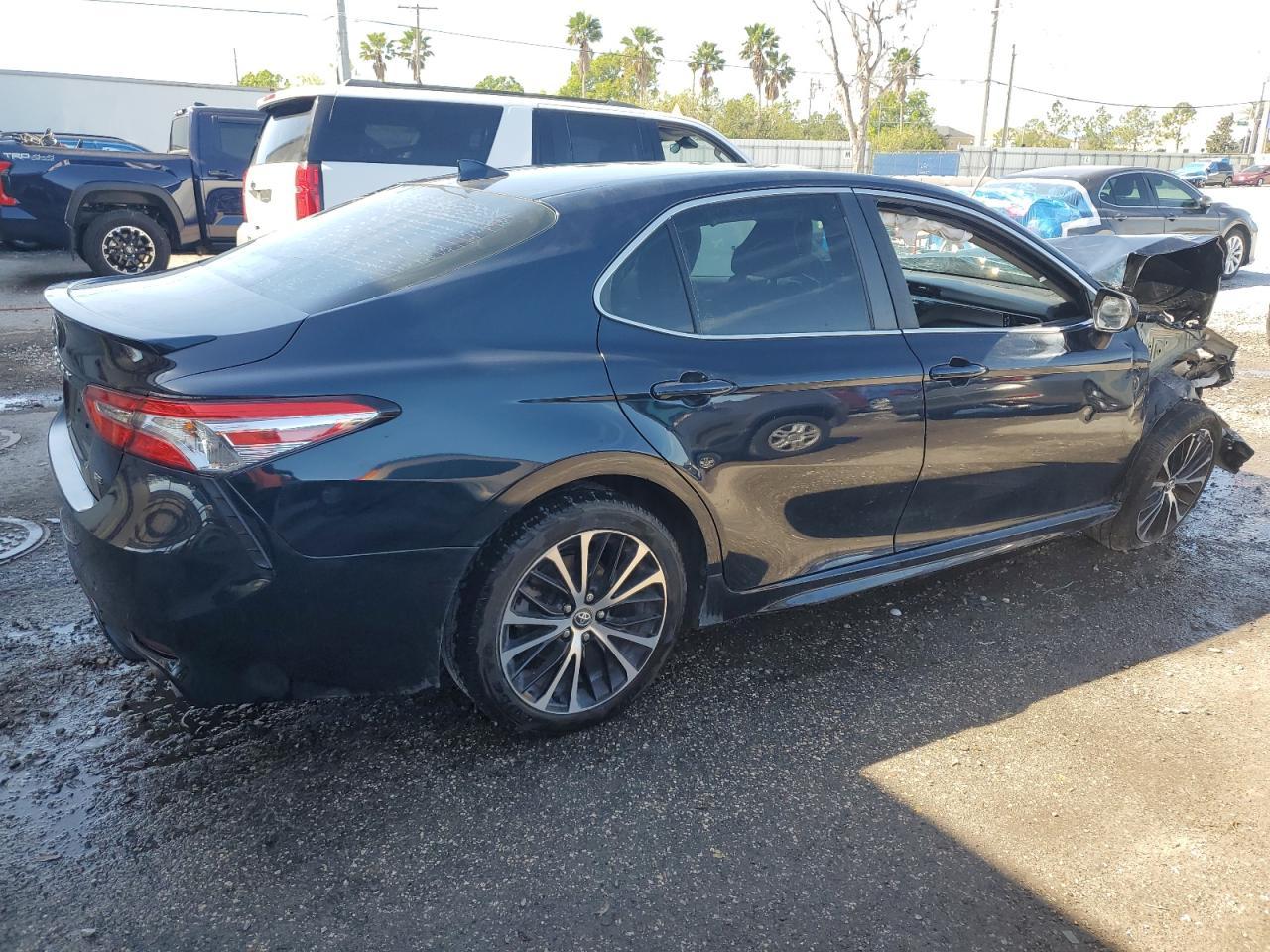 2020 TOYOTA CAMRY SE - Фото 3