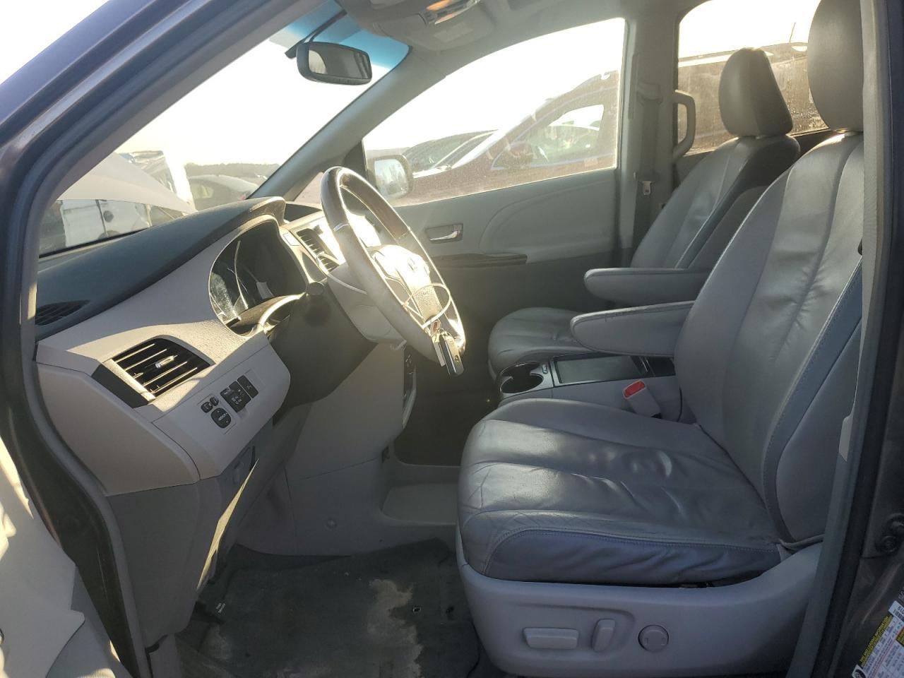 2011 TOYOTA SIENNA XLE - Фото 7