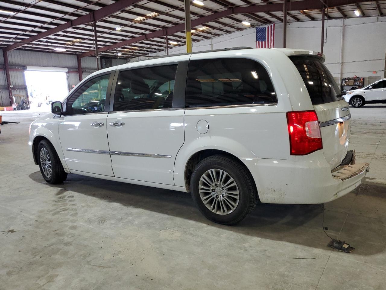 2014 CHRYSLER TOWN & COU - Image 2
