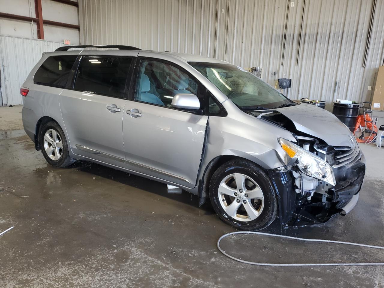 2015 TOYOTA SIENNA LE - Фото 4