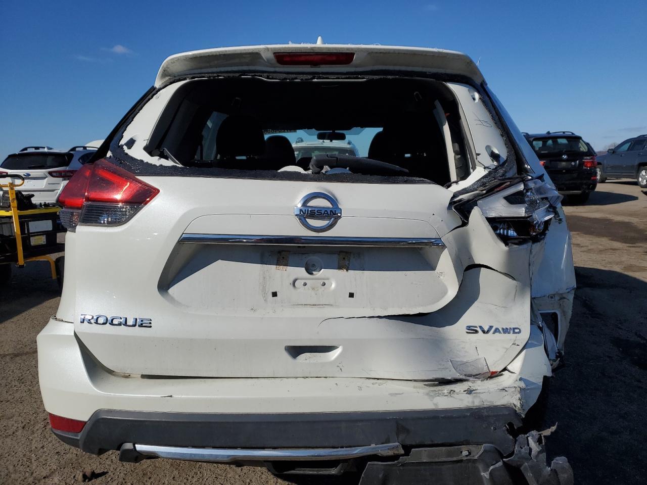2017 NISSAN ROGUE SV - Image 6