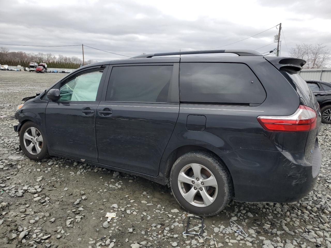 2015 TOYOTA SIENNA LE - Image 2