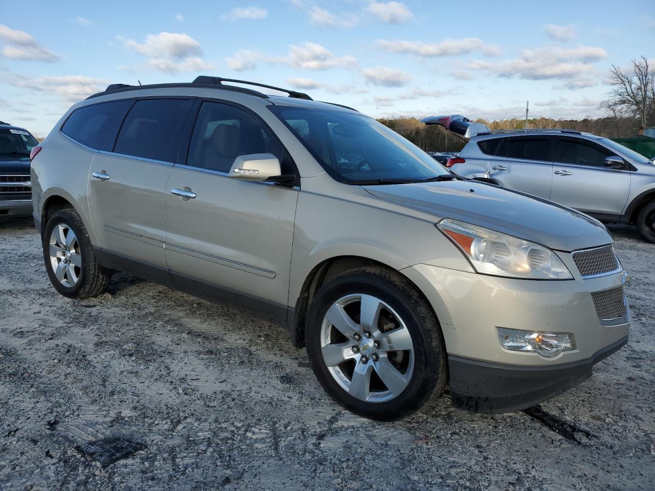 2011 CHEVROLET TRAVERSE L - Image 4