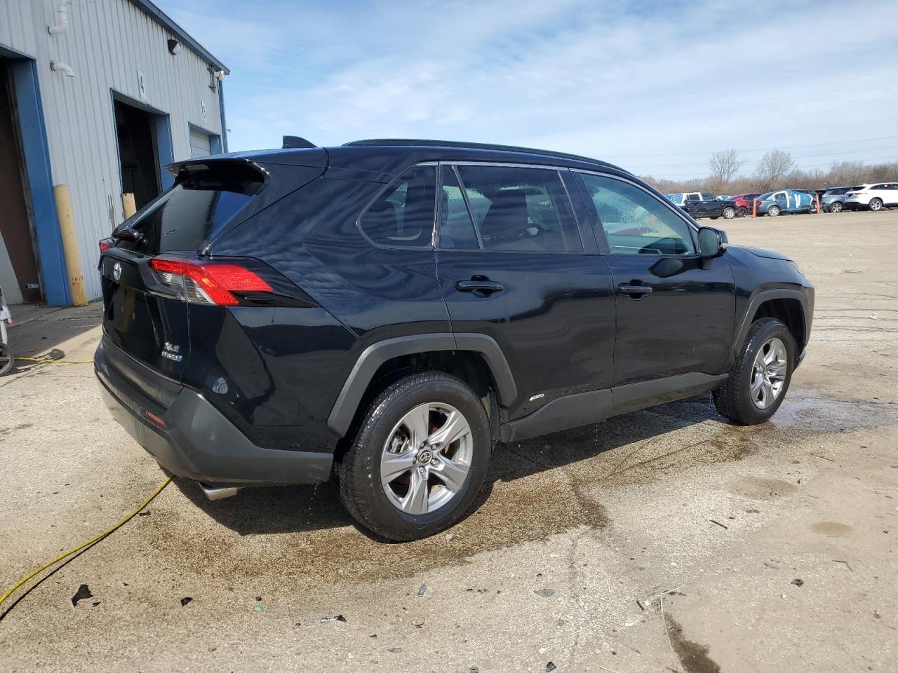 2022 TOYOTA RAV4 XLE - Фото 3