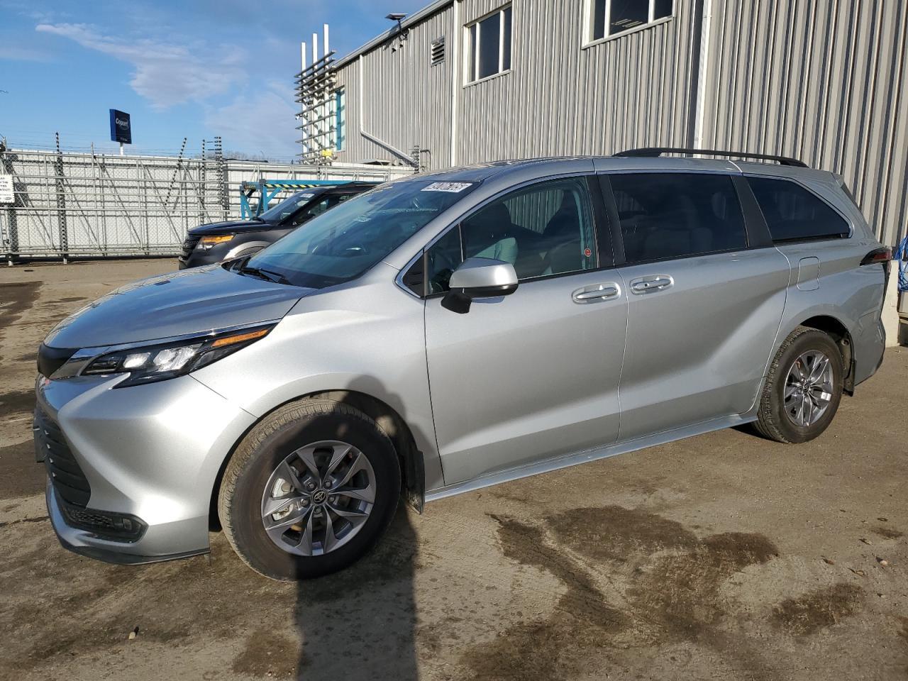 2024 TOYOTA SIENNA LE/