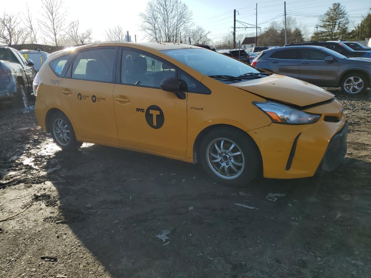 2016 TOYOTA PRIUS V - Фото 4