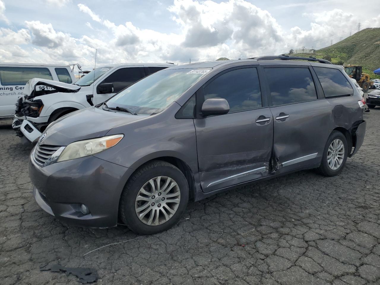 2013 TOYOTA SIENNA XLE