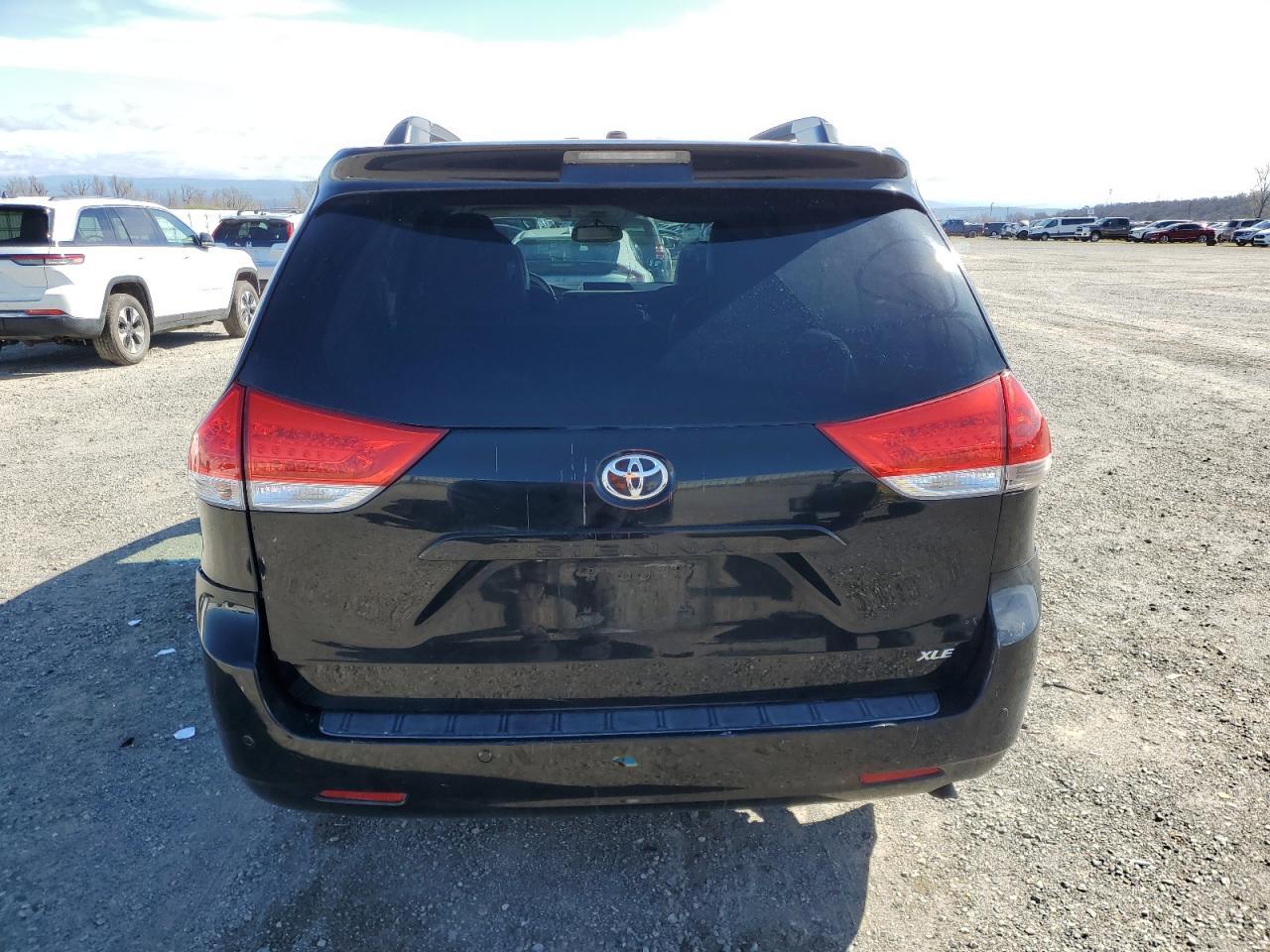 2013 TOYOTA SIENNA XLE - Фото 6