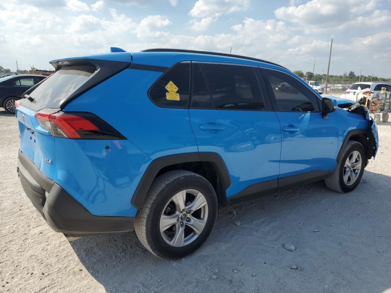 2020 TOYOTA RAV4 XLE - Фото 3