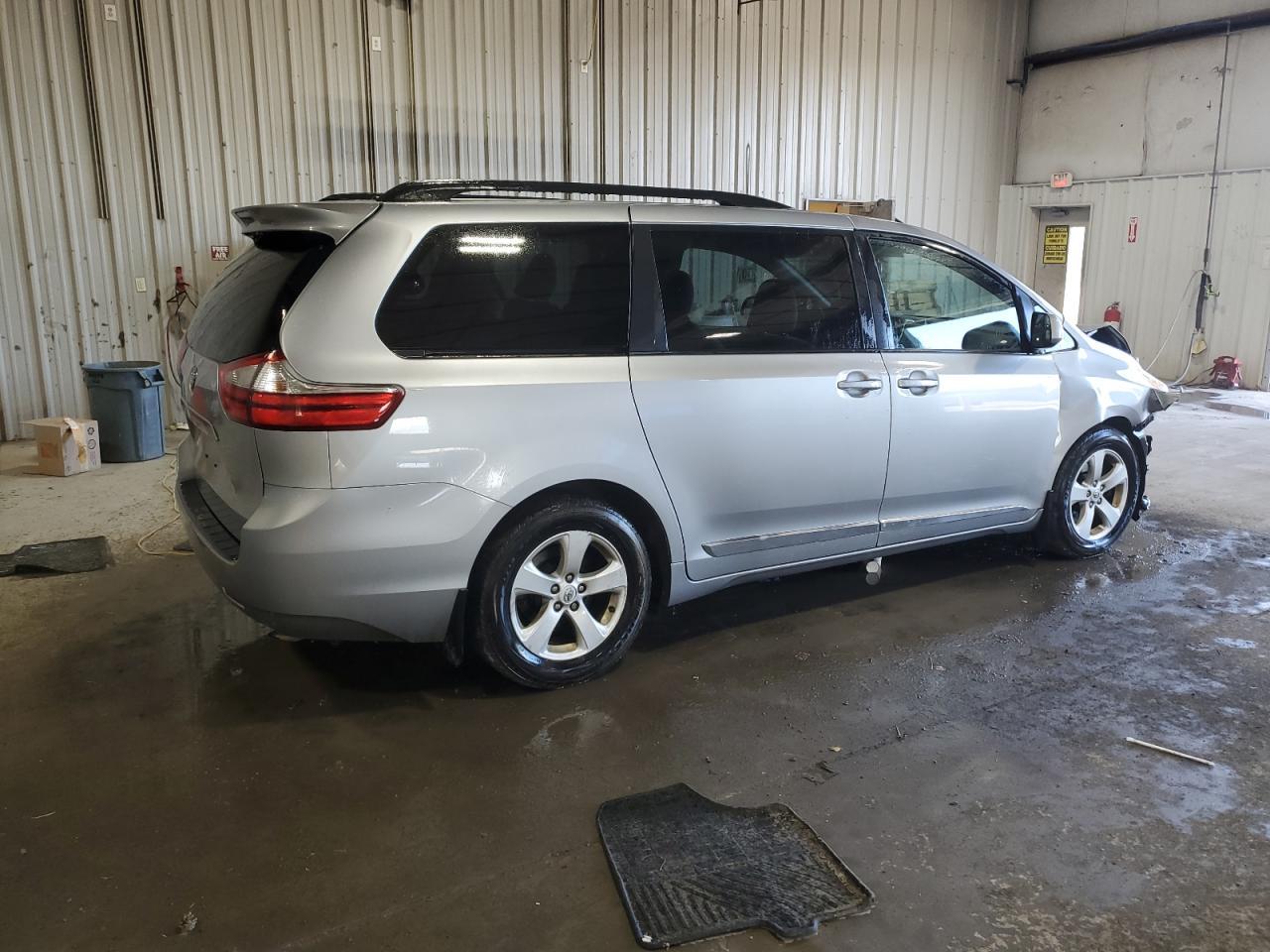 2015 TOYOTA SIENNA LE - Фото 3