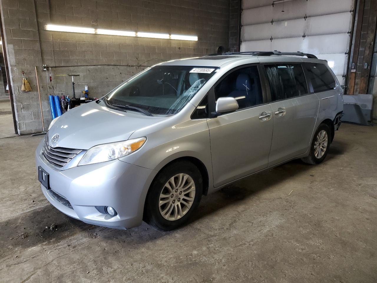 2015 TOYOTA SIENNA XLE