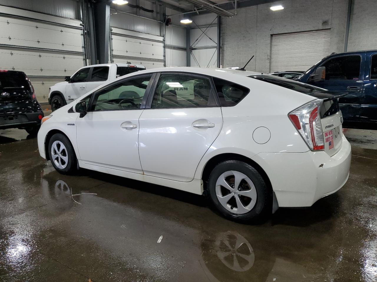2013 TOYOTA PRIUS - Фото 2