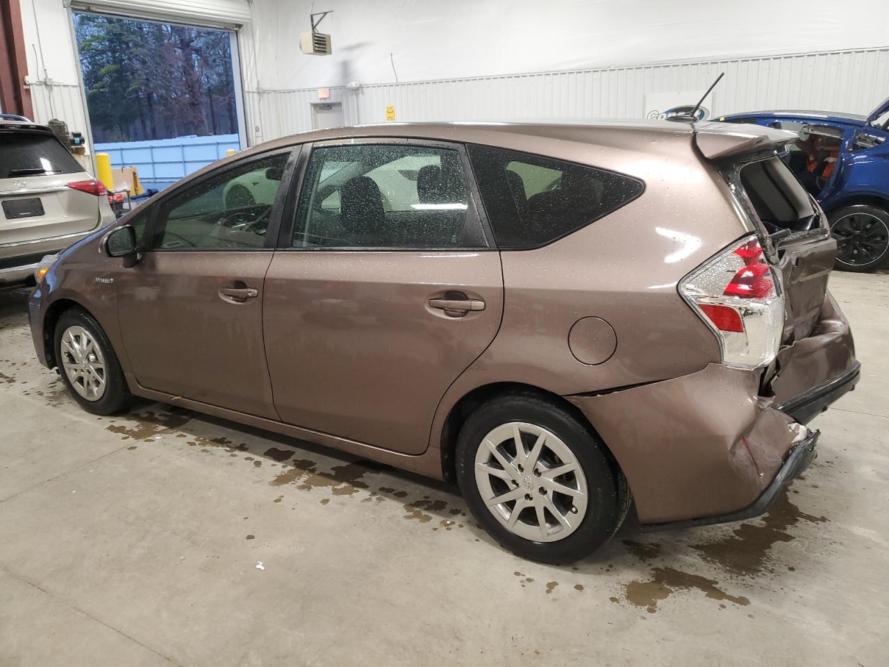2015 TOYOTA PRIUS V - Фото 2