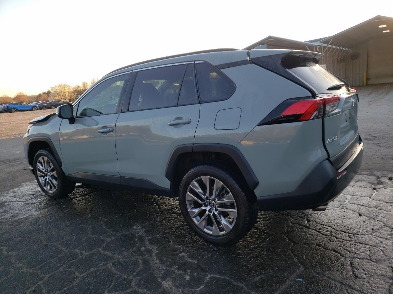 2019 TOYOTA RAV4 XLE P - Фото 2