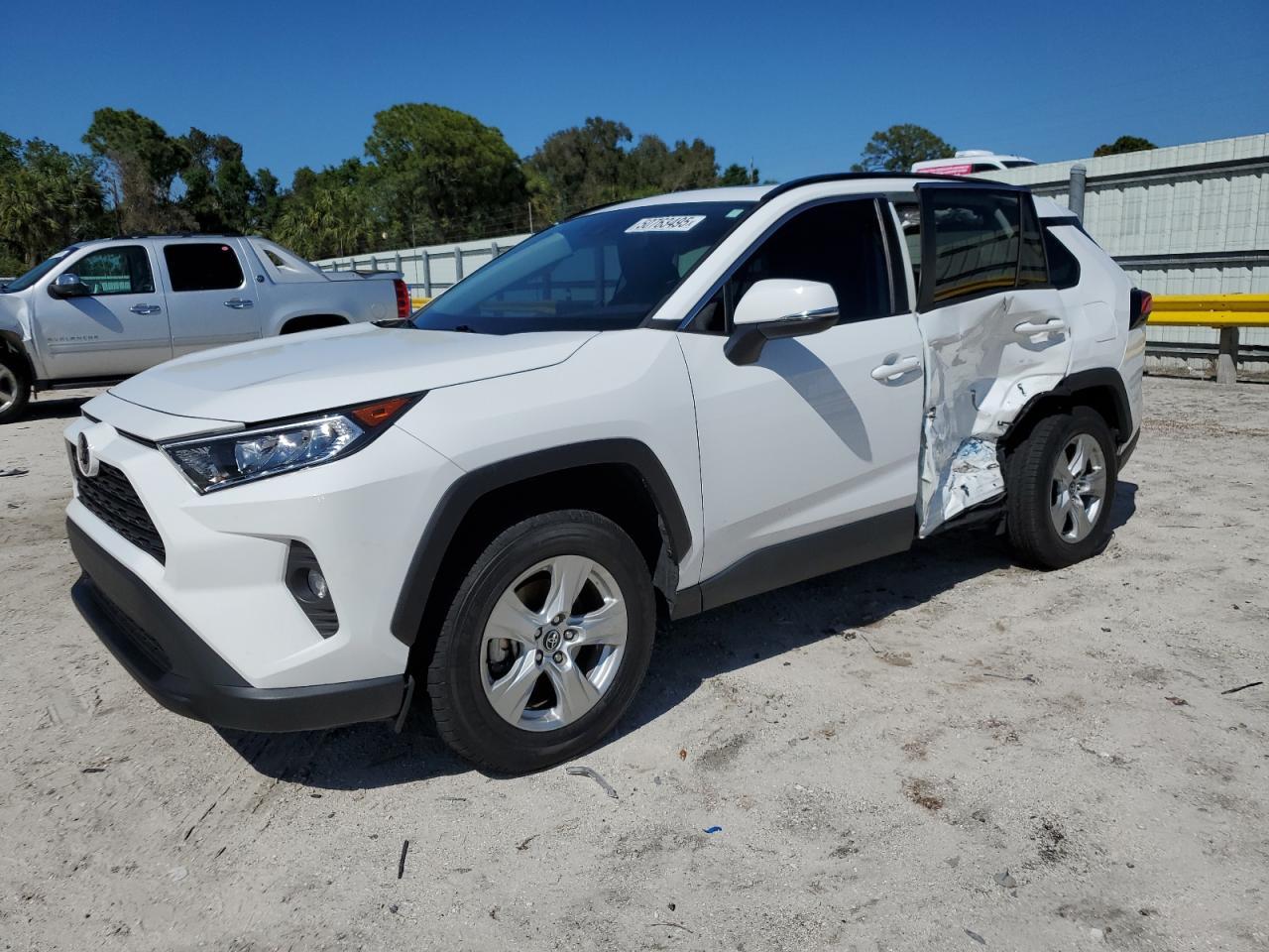 2020 TOYOTA RAV4 XLE