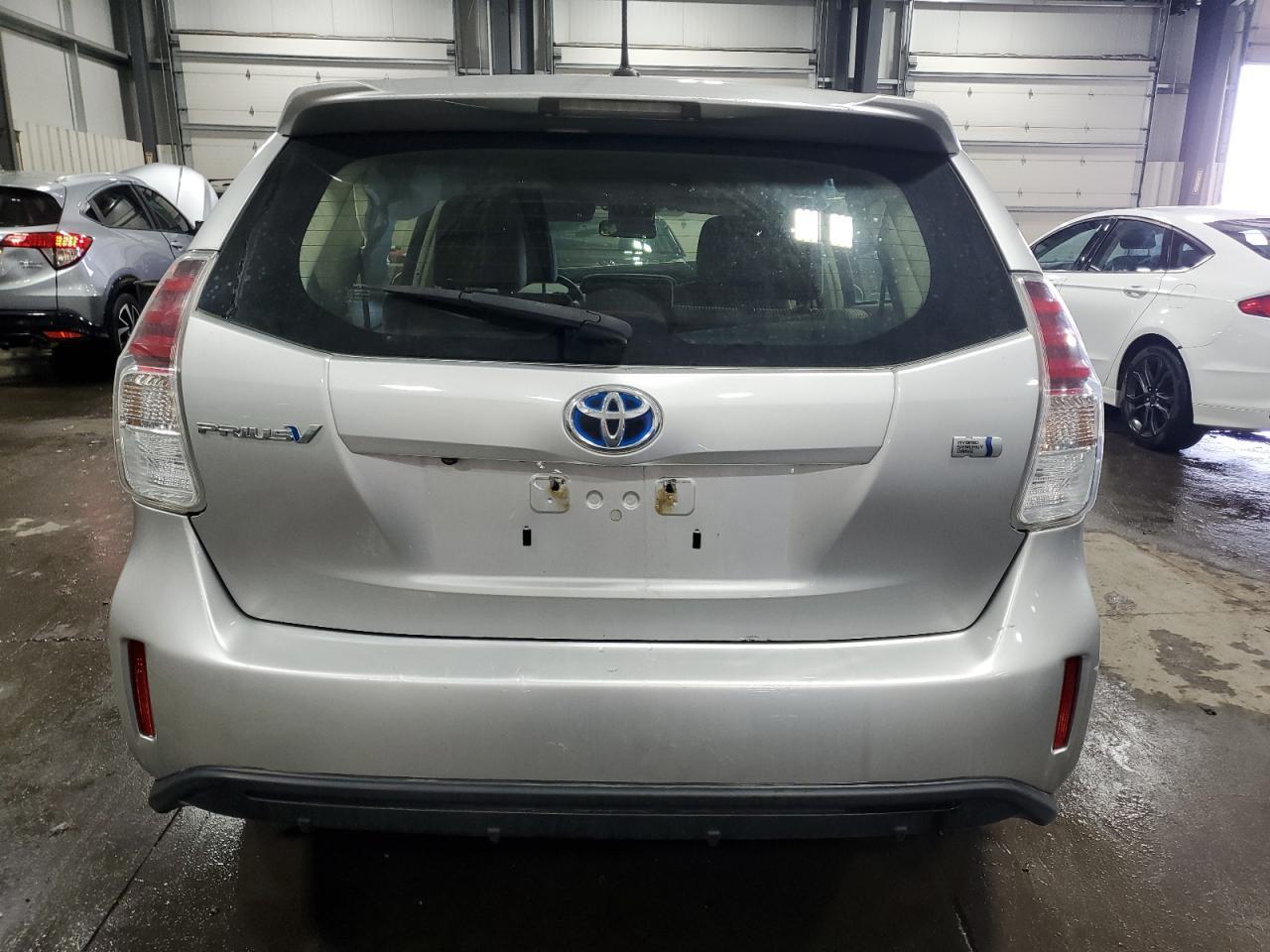 2016 TOYOTA PRIUS V - Фото 6