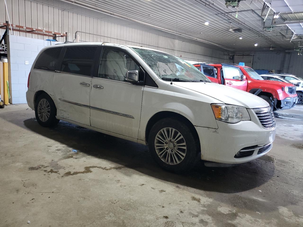 2014 CHRYSLER TOWN & COU - Image 4
