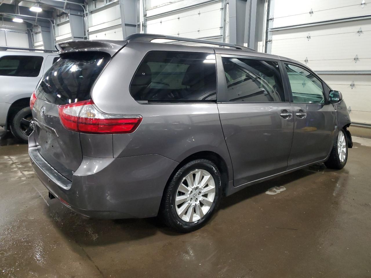 2015 TOYOTA SIENNA XLE - Image 3