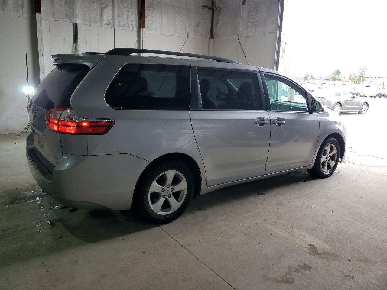 2015 TOYOTA SIENNA LE - Image 3
