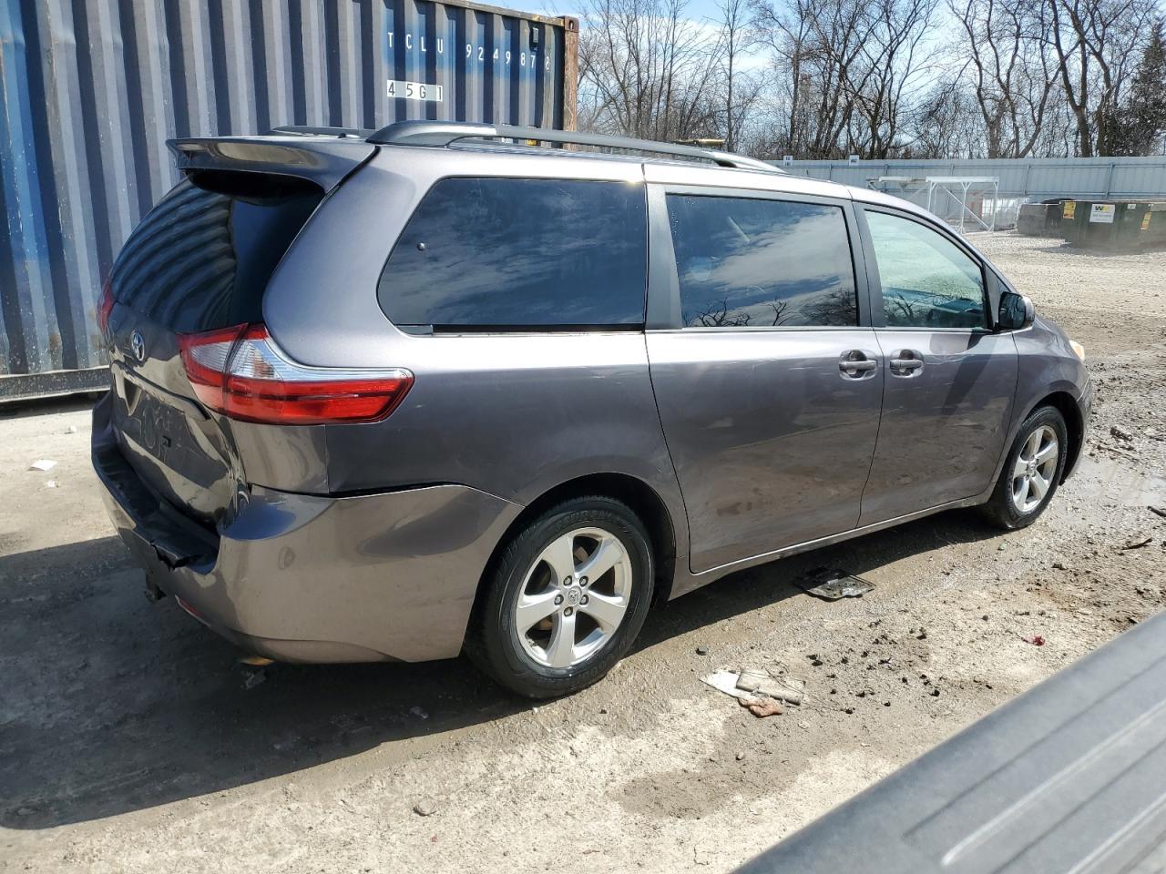 2015 TOYOTA SIENNA LE - Image 3