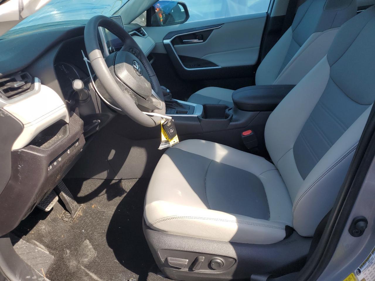 2024 TOYOTA RAV4 XLE P - Фото 7