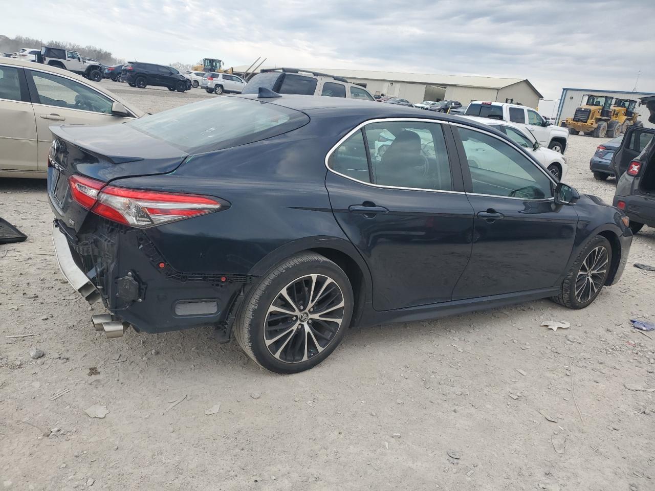2019 TOYOTA CAMRY L - Фото 3