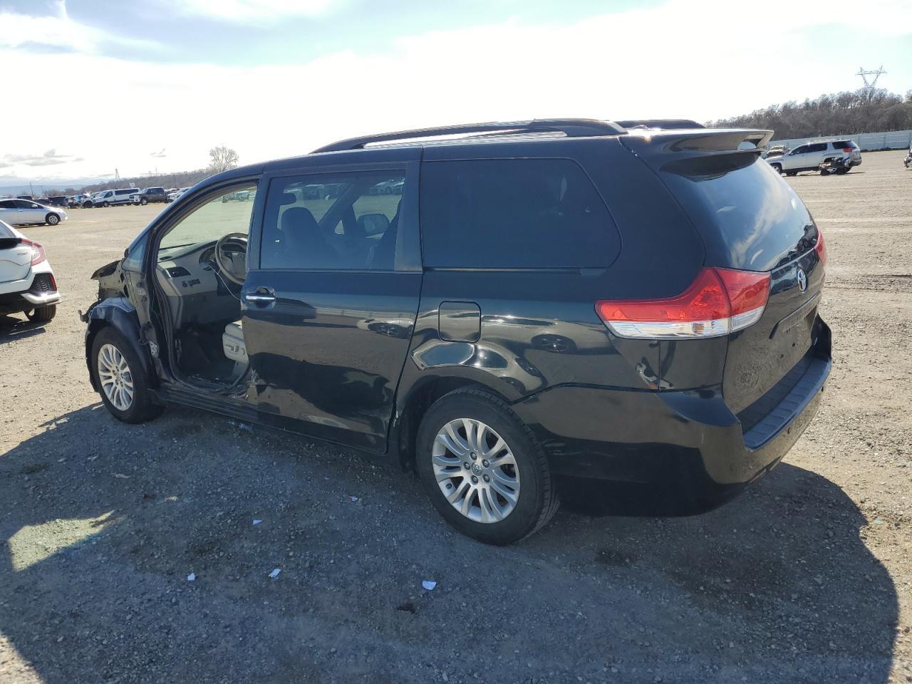2013 TOYOTA SIENNA XLE - Фото 2