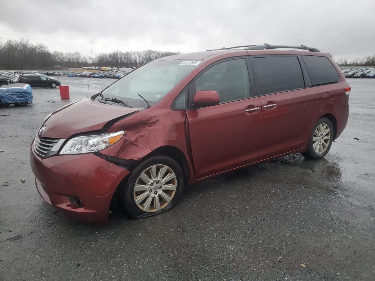 2013 TOYOTA SIENNA XLE