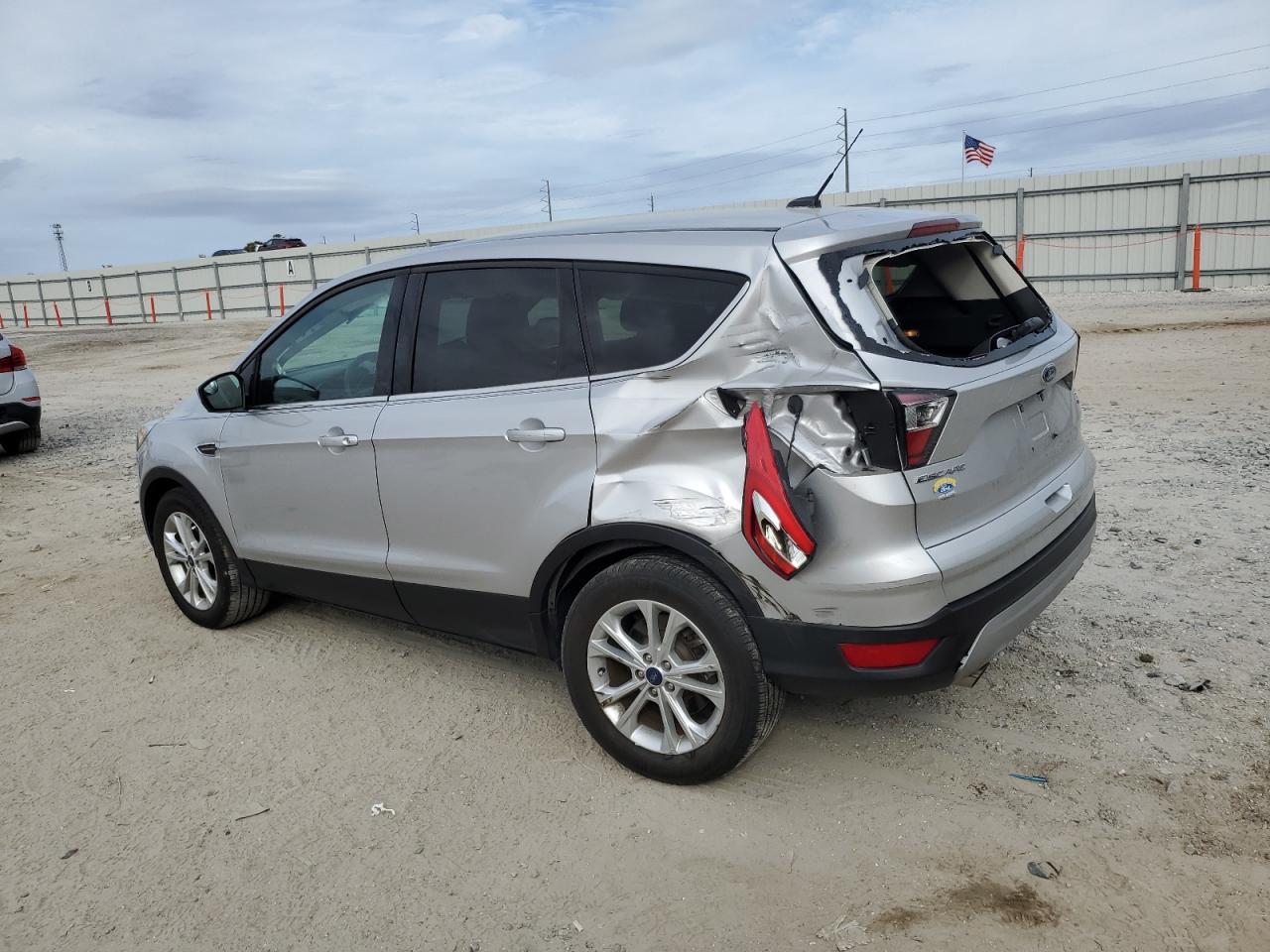 2017 FORD ESCAPE SE - Image 2