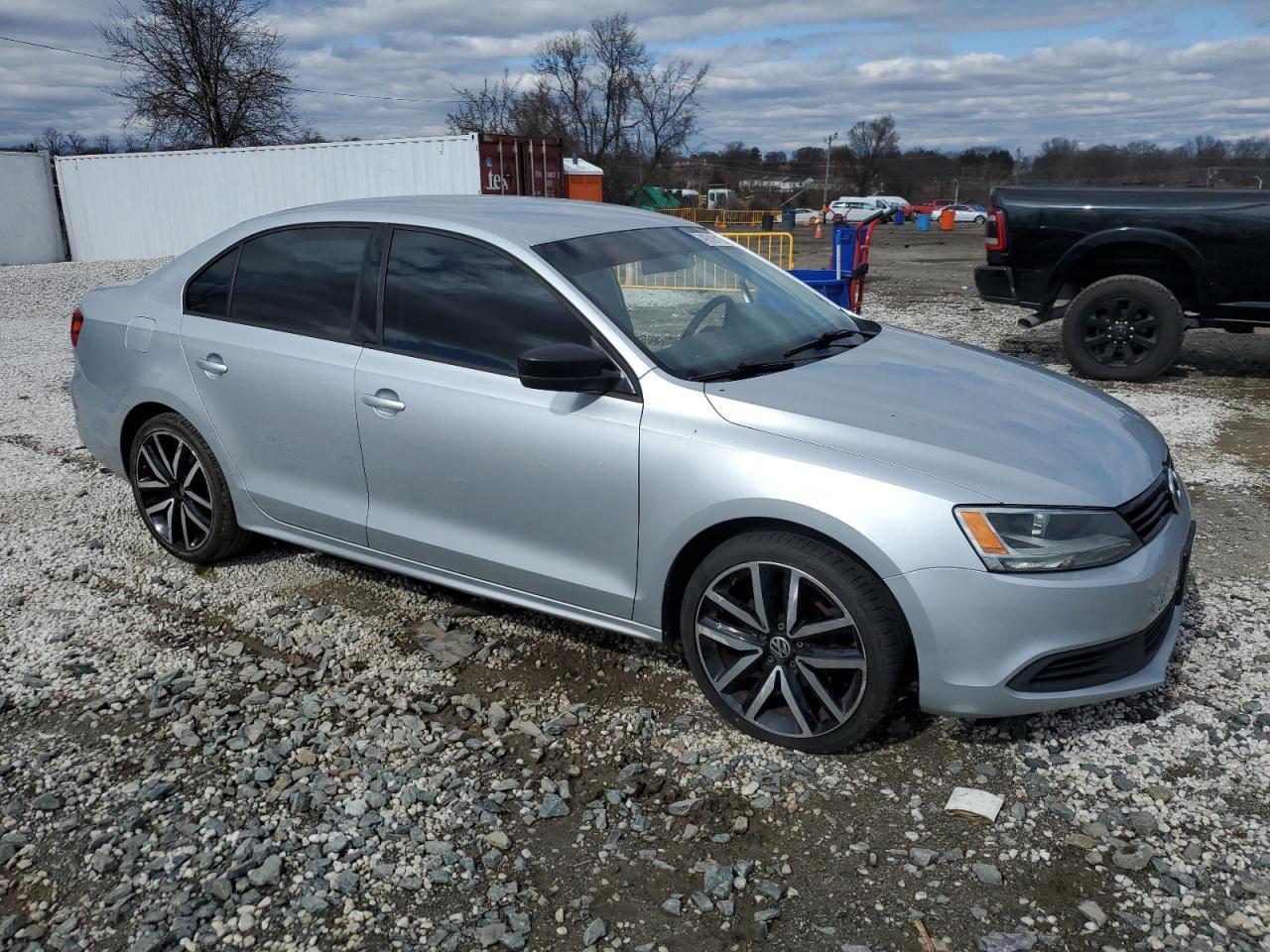 2013 VOLKSWAGEN JETTA BASE - Image 4