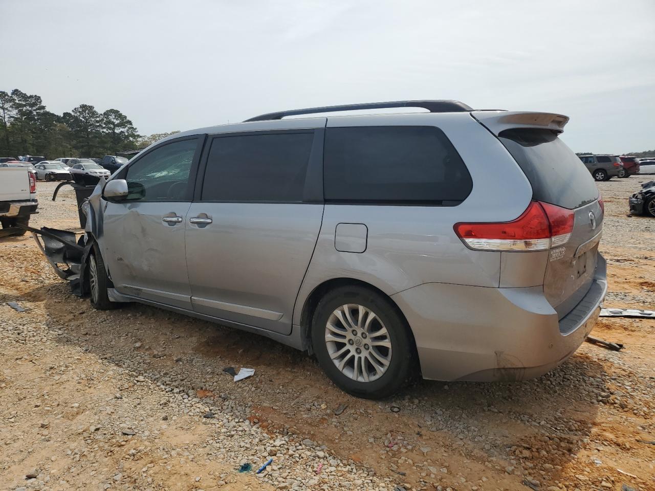 2013 TOYOTA SIENNA XLE - Image 2