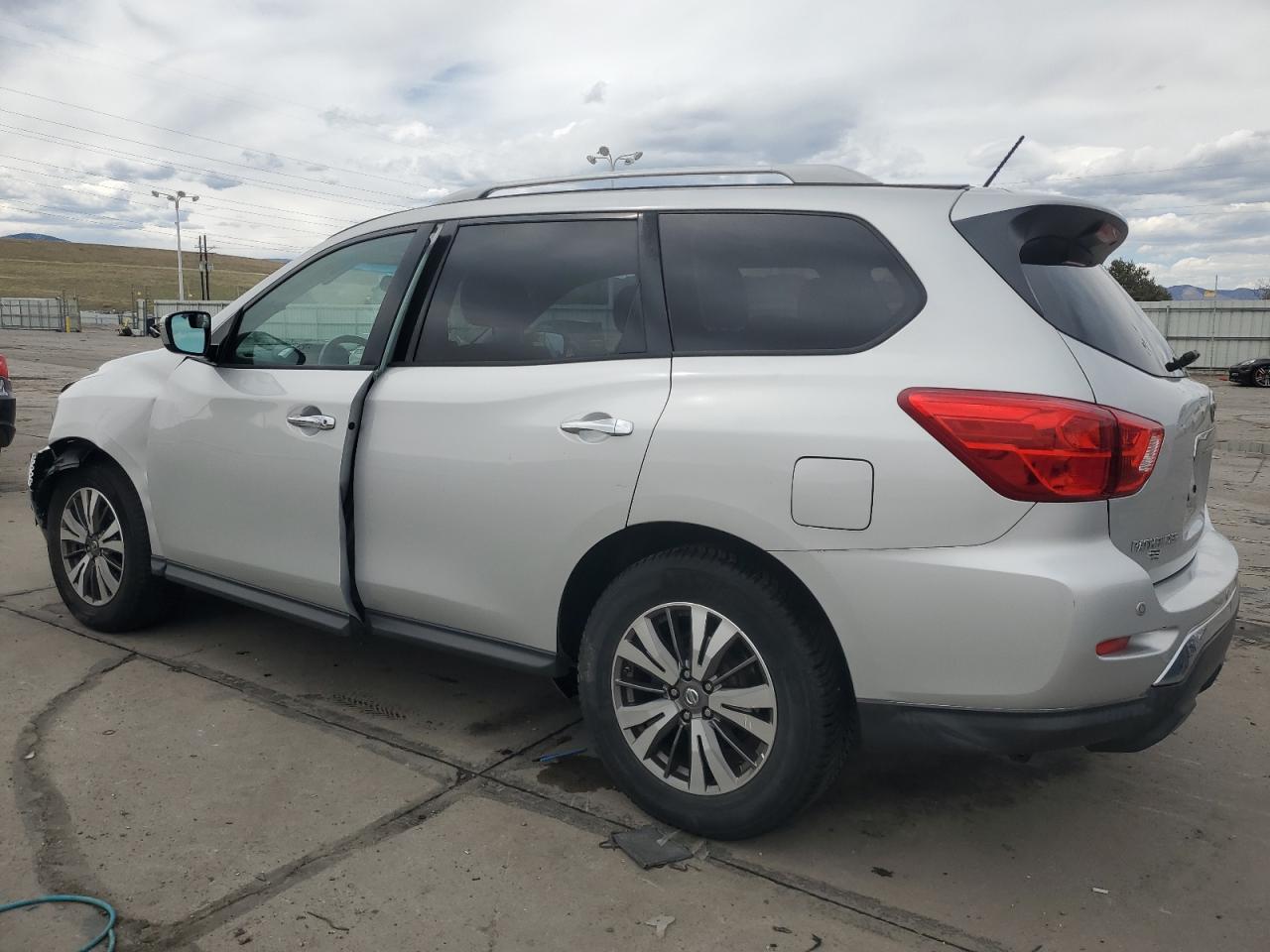 2017 NISSAN PATHFINDER - Image 2