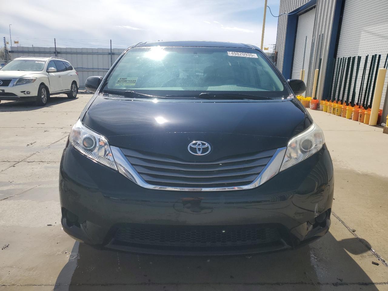 2015 TOYOTA SIENNA LE - Фото 5